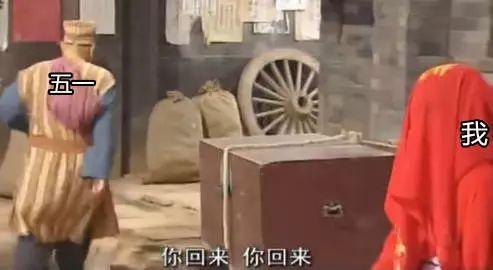 新郎婚礼中沉迷游戏,新娘在边上生无可恋!