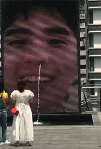 新郎婚礼中沉迷游戏,新娘在边上生无可恋!