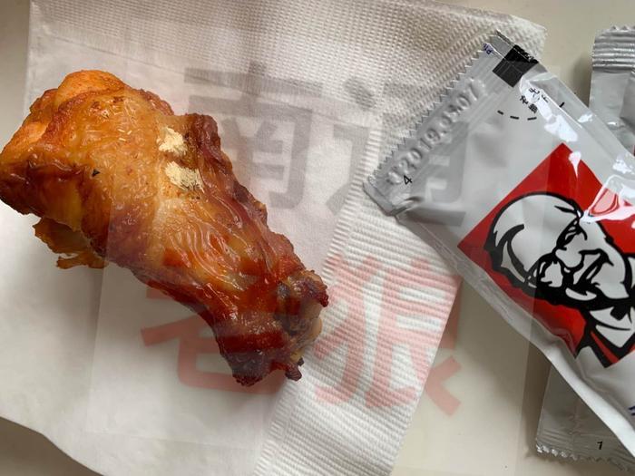 网友曝在肯德基外卖中发现“白卵”,涉事门店接受调查