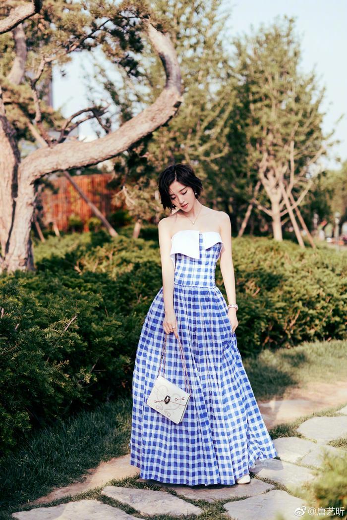 28岁唐艺昕厉害了!160身高穿出2米的气场,网友:恋爱后越来越美