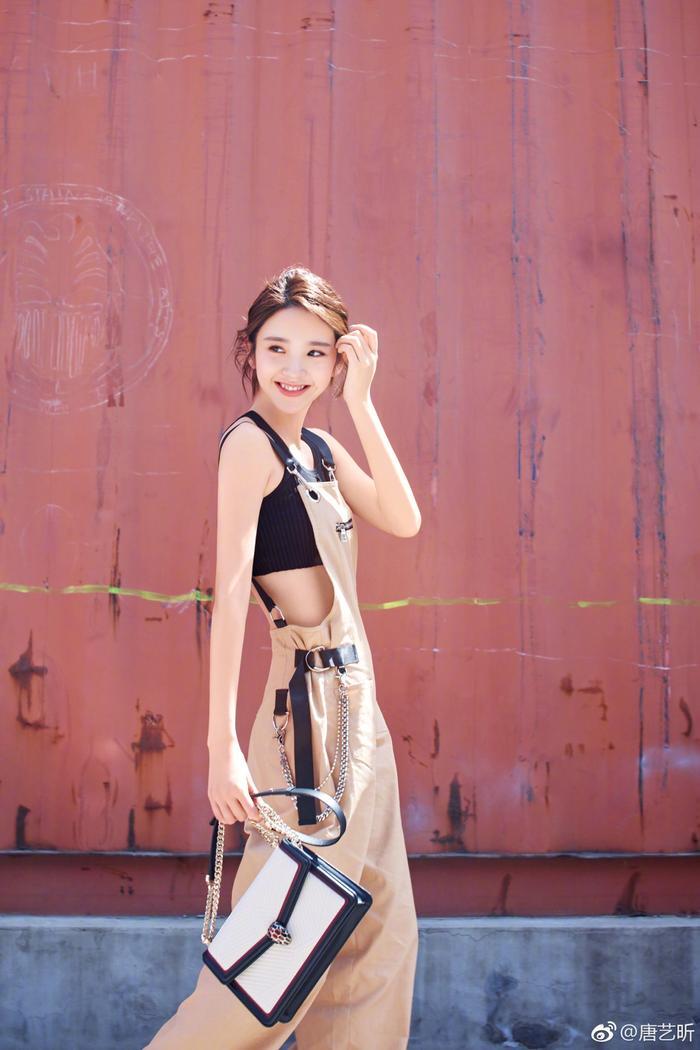 28岁唐艺昕厉害了!160身高穿出2米的气场,网友:恋爱后越来越美