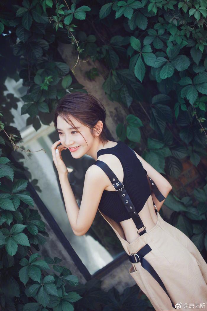 28岁唐艺昕厉害了!160身高穿出2米的气场,网友:恋爱后越来越美