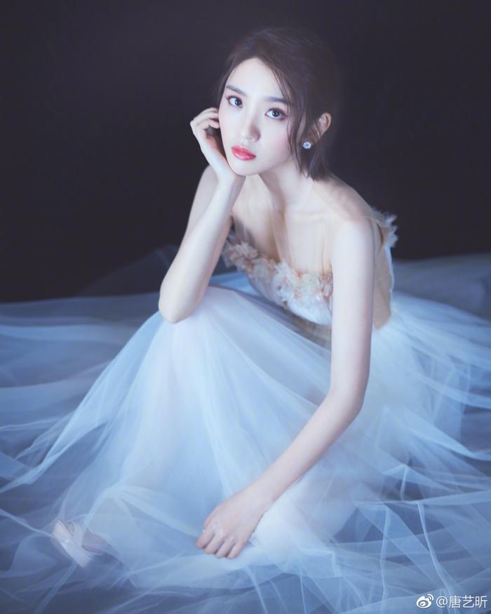 28岁唐艺昕厉害了!160身高穿出2米的气场,网友:恋爱后越来越美