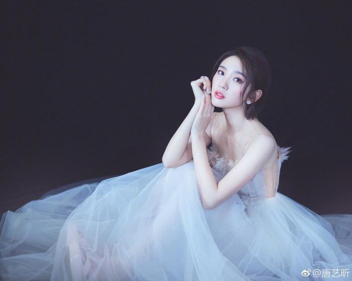 28岁唐艺昕厉害了!160身高穿出2米的气场,网友:恋爱后越来越美