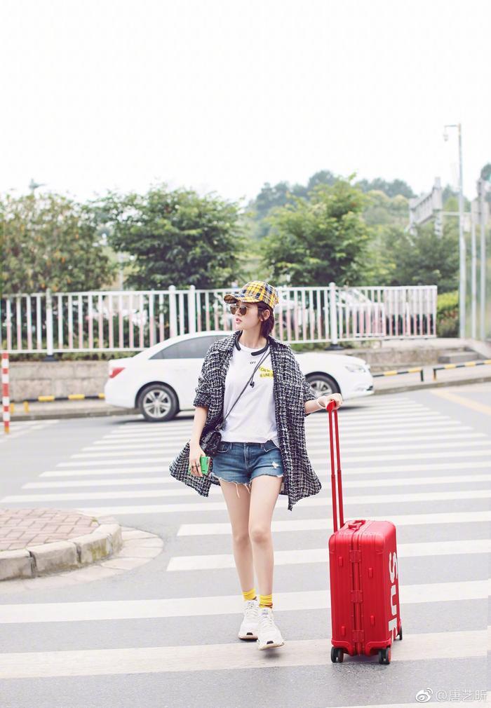 28岁唐艺昕厉害了!160身高穿出2米的气场,网友:恋爱后越来越美