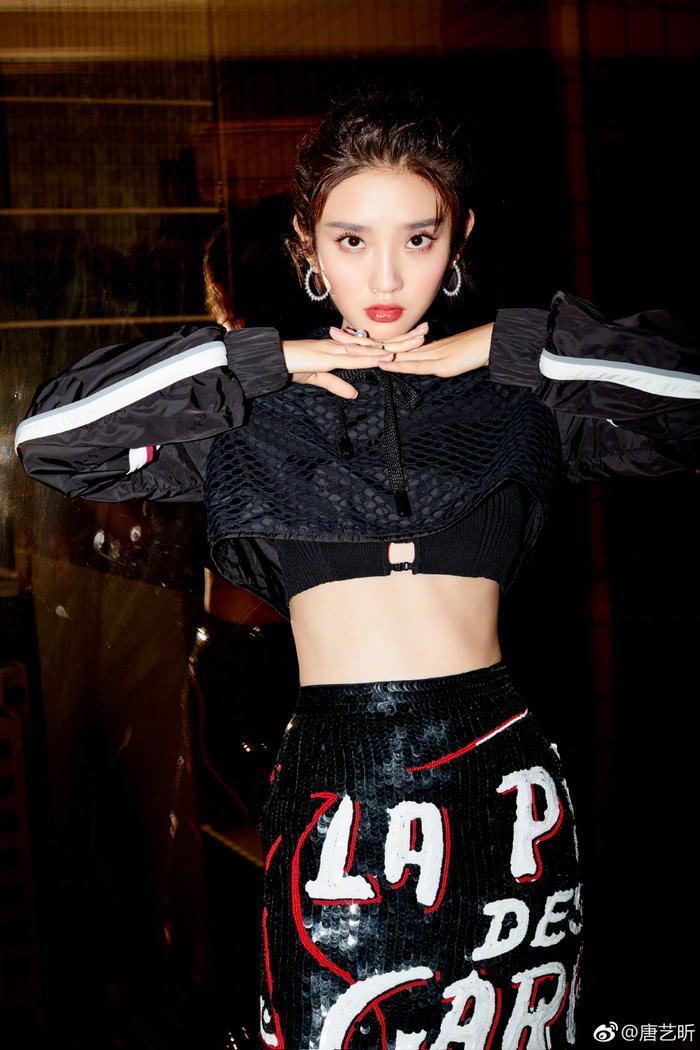 28岁唐艺昕厉害了!160身高穿出2米的气场,网友:恋爱后越来越美