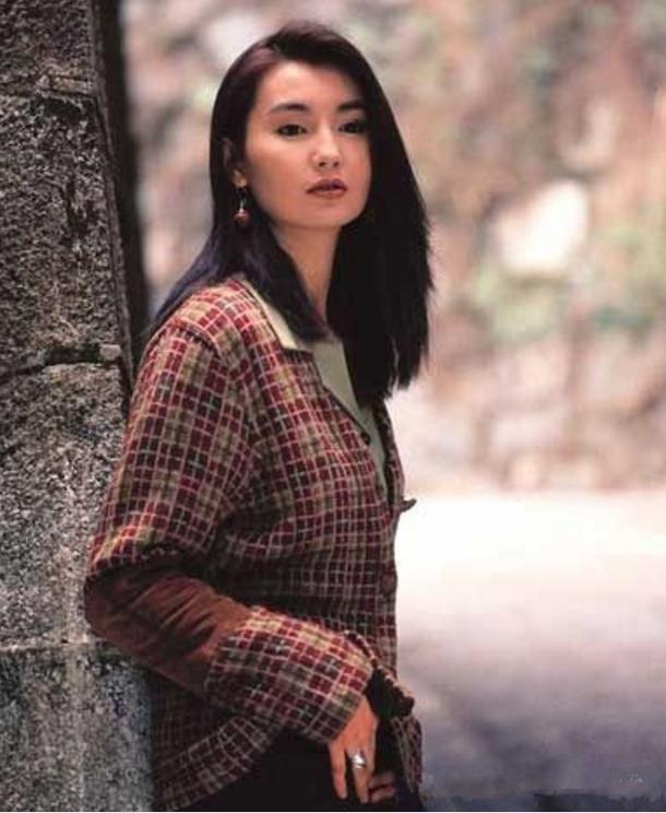 53岁张曼玉无婚无子,骨瘦如柴烟不离手毁了曾经风华的她!