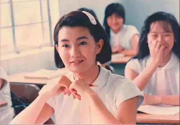 53岁张曼玉无婚无子,骨瘦如柴烟不离手毁了曾经风华的她!