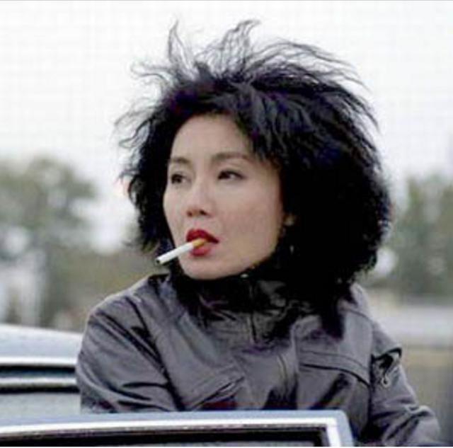 53岁张曼玉无婚无子,骨瘦如柴烟不离手毁了曾经风华的她!