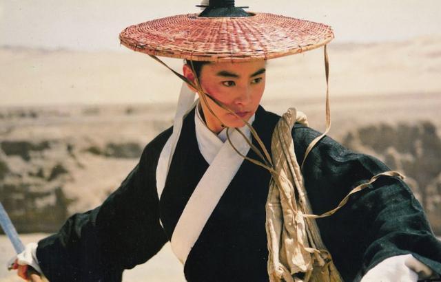 53岁张曼玉无婚无子,骨瘦如柴烟不离手毁了曾经风华的她!