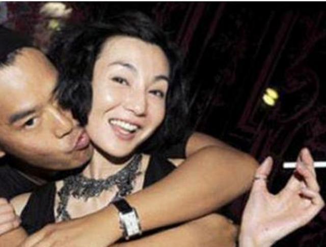 53岁张曼玉无婚无子,骨瘦如柴烟不离手毁了曾经风华的她!