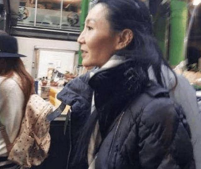 53岁张曼玉无婚无子,骨瘦如柴烟不离手毁了曾经风华的她!