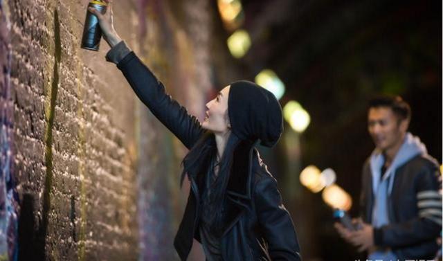 53岁张曼玉无婚无子,骨瘦如柴烟不离手毁了曾经风华的她!