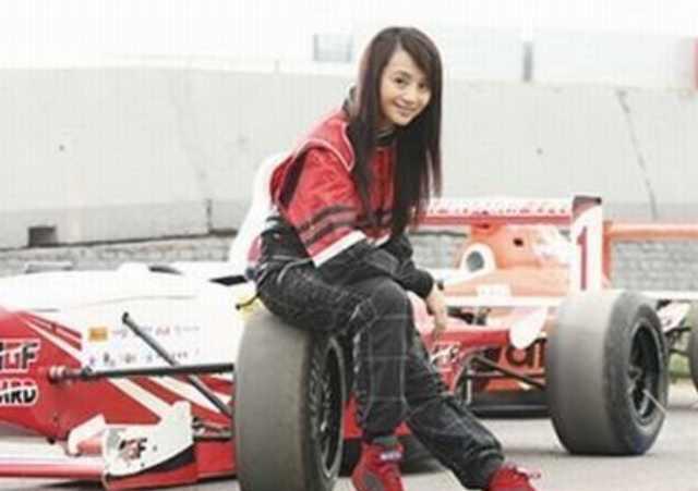 出道14年和胡歌一样低调, 身价千万豪车傍身, 娶的老婆让人羡慕!