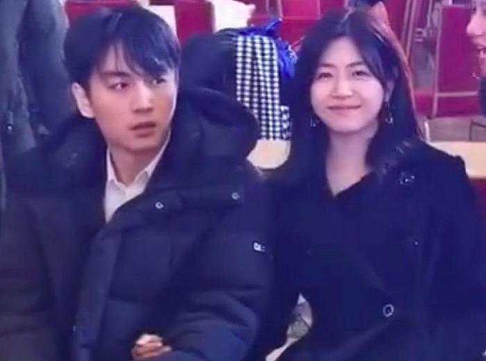 陈晓陈妍希罕见同框,不时对视热聊,诠释什么叫“郎才女貌”