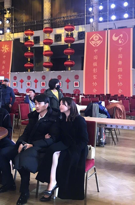 陈晓陈妍希罕见同框,不时对视热聊,诠释什么叫“郎才女貌”