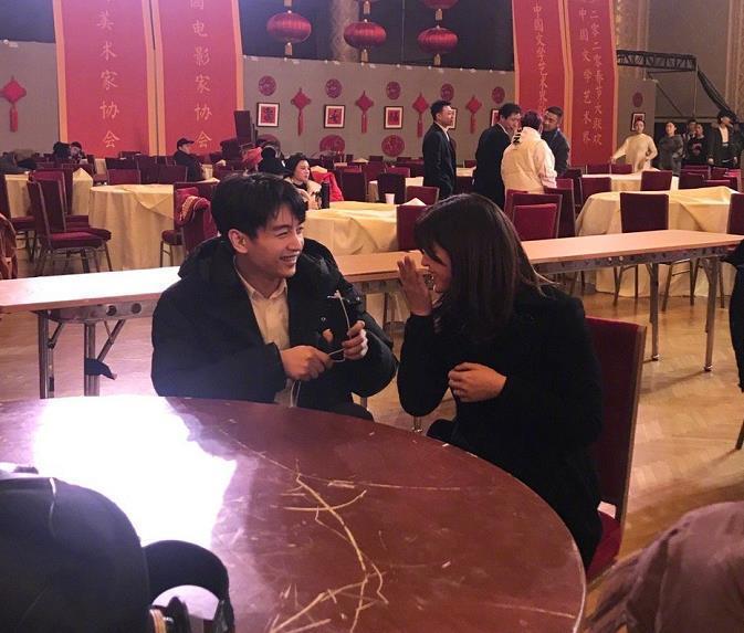 陈晓陈妍希罕见同框,不时对视热聊,诠释什么叫“郎才女貌”