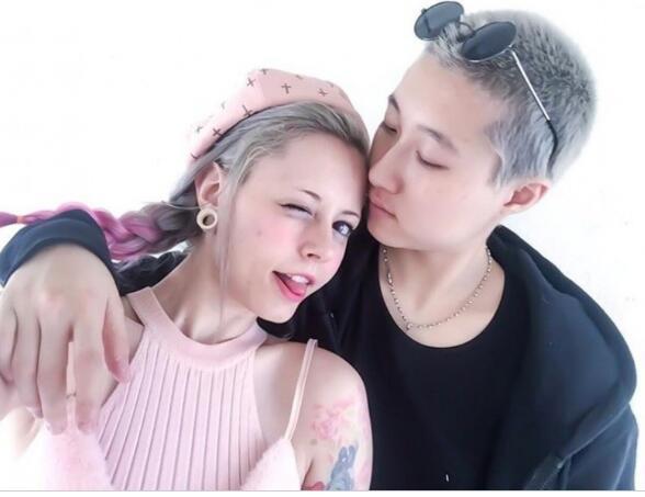 成龙私生女出柜后秀恩爱,希望别再以“成龙的女儿”称呼她