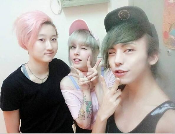 成龙私生女出柜后秀恩爱,希望别再以“成龙的女儿”称呼她