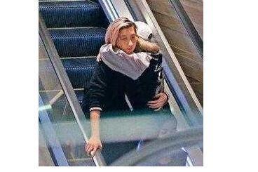 成龙私生女出柜后秀恩爱,希望别再以“成龙的女儿”称呼她