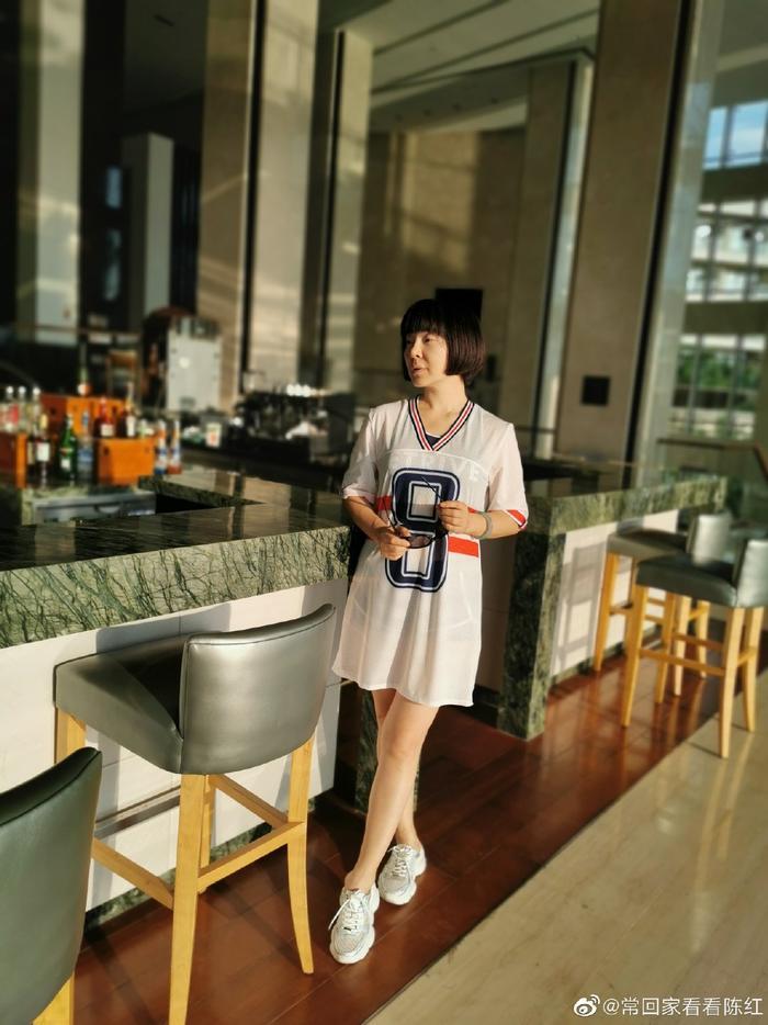 51岁歌手陈红近照,素颜出镜穿搭简单,这就是自然的老去吧