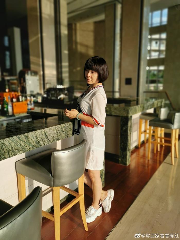 51岁歌手陈红近照,素颜出镜穿搭简单,这就是自然的老去吧