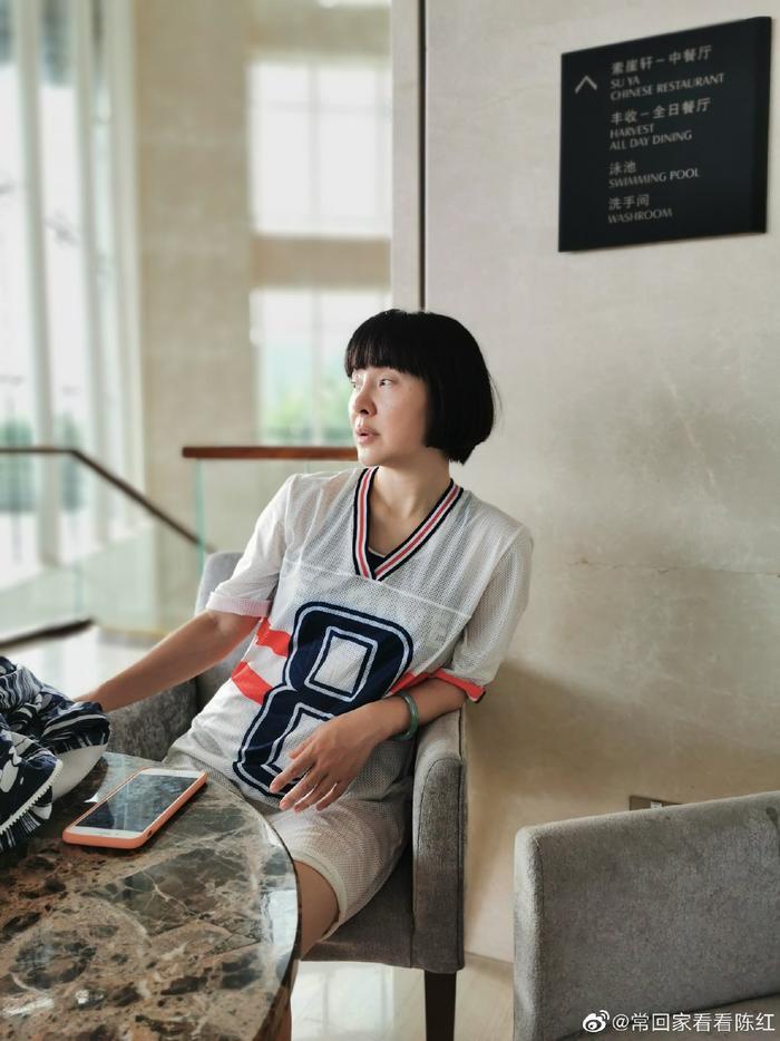 51岁歌手陈红近照,素颜出镜穿搭简单,这就是自然的老去吧