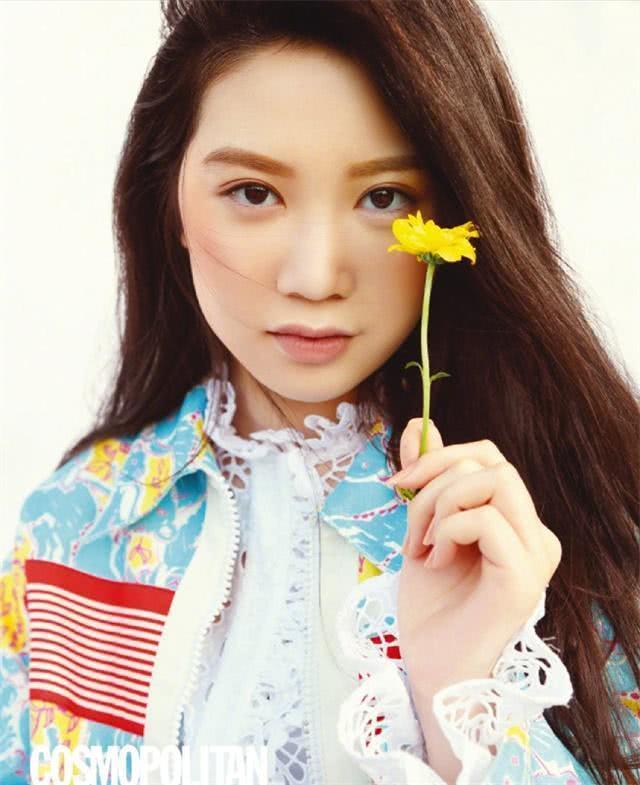 甄子丹15岁女儿大长腿吸睛,拍杂志时尚感满满,妈妈基因太强大