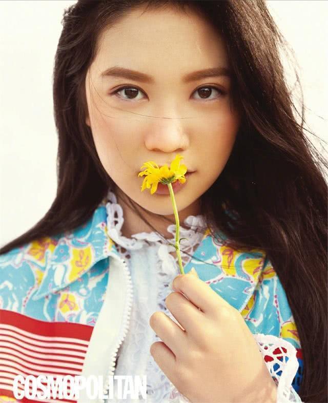 甄子丹15岁女儿大长腿吸睛,拍杂志时尚感满满,妈妈基因太强大