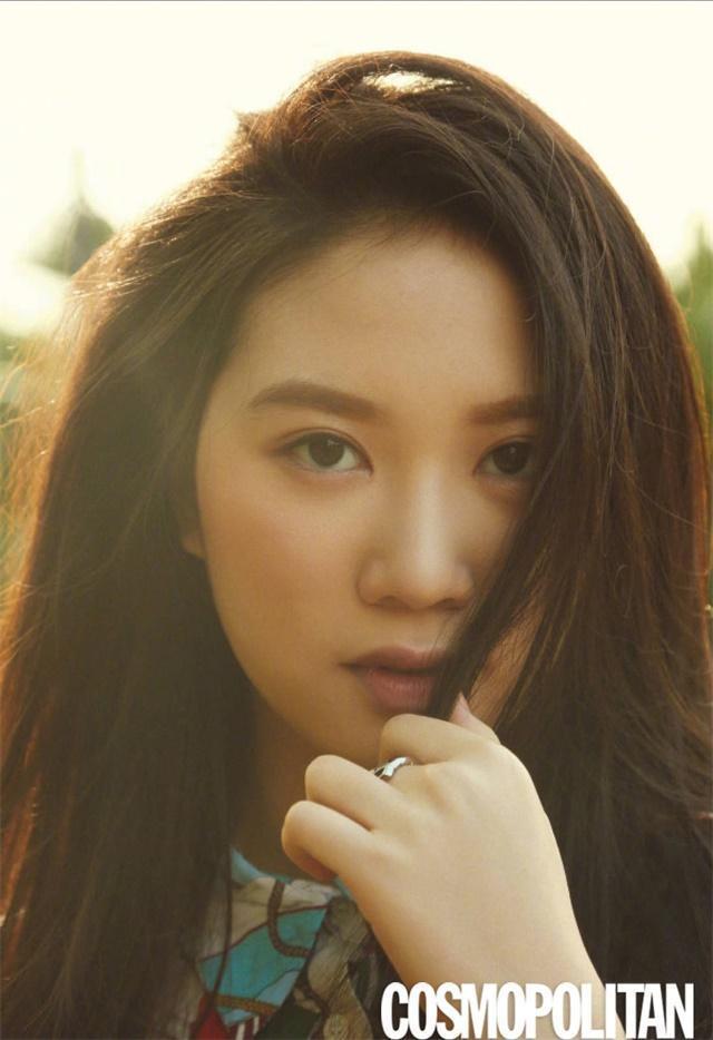 甄子丹15岁女儿大长腿吸睛,拍杂志时尚感满满,妈妈基因太强大