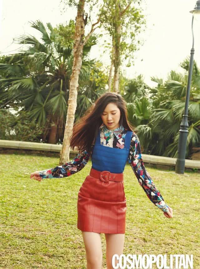 甄子丹15岁女儿大长腿吸睛,拍杂志时尚感满满,妈妈基因太强大