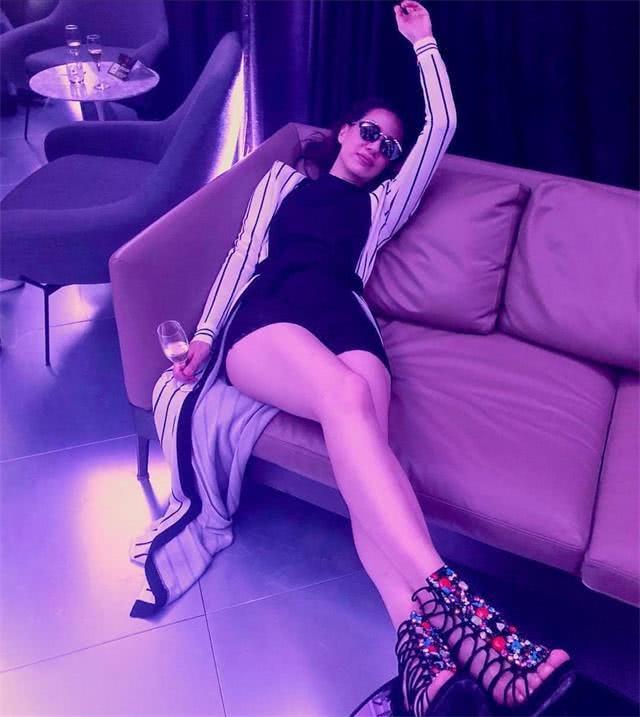 甄子丹15岁女儿大长腿吸睛,拍杂志时尚感满满,妈妈基因太强大