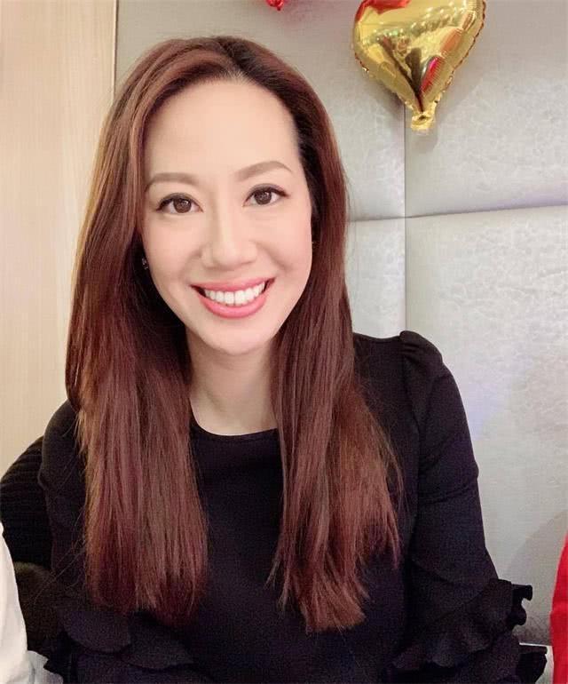 甄子丹15岁女儿大长腿吸睛,拍杂志时尚感满满,妈妈基因太强大