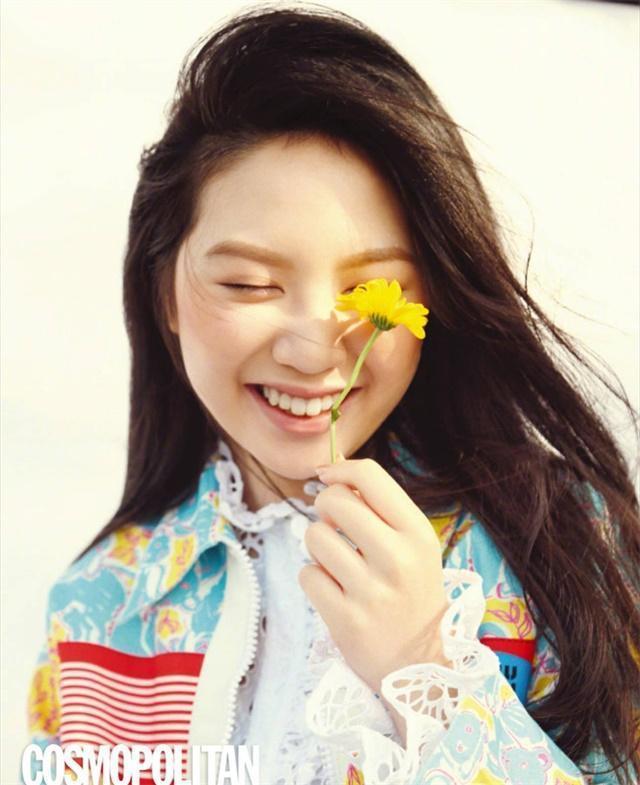 甄子丹15岁女儿大长腿吸睛,拍杂志时尚感满满,妈妈基因太强大