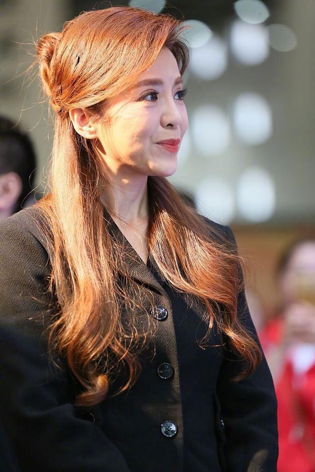 46岁朱迅扎双马尾比董卿还显嫩,涂死亡芭比粉口红竟意外动人