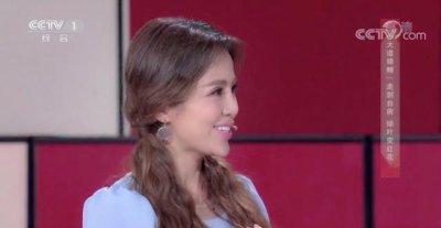 ​46岁朱迅扎双马尾比董卿还显嫩，涂死亡芭比粉口红竟意外动人