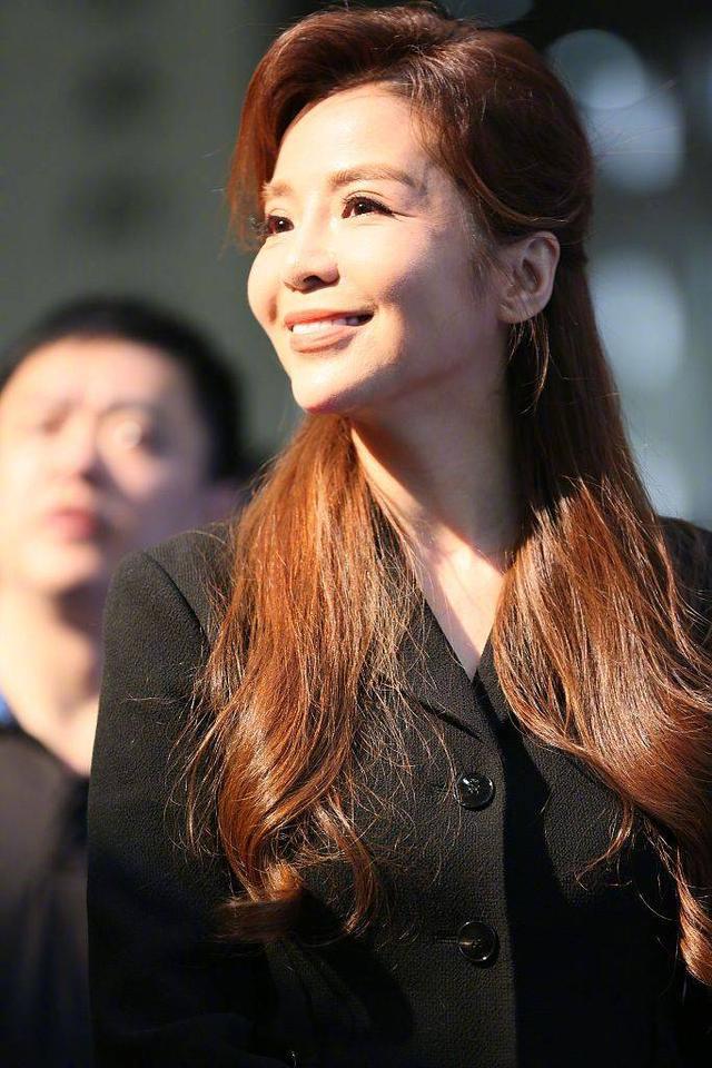 46岁朱迅扎双马尾比董卿还显嫩,涂死亡芭比粉口红竟意外动人