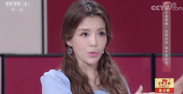 46岁朱迅扎双马尾比董卿还显嫩,涂死亡芭比粉口红竟意外动人