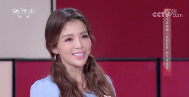 46岁朱迅扎双马尾比董卿还显嫩,涂死亡芭比粉口红竟意外动人