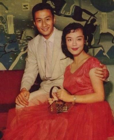 谢贤年轻时照片曝光,比他儿子谢霆锋还帅,网友:他的一生没白活