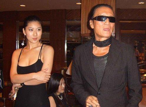 谢贤年轻时照片曝光,比他儿子谢霆锋还帅,网友:他的一生没白活