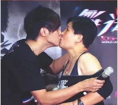 周扬青曝整容原因,自信是天生的自曝与罗妈妈互动