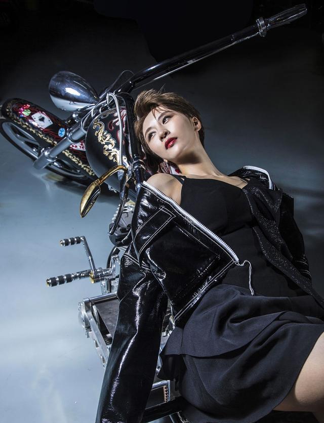 成龙新片《机器之血》中的她的身份成谜,凭什么能当主演?