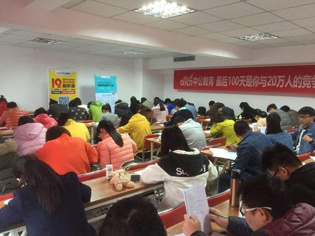 文科生：大学毕业这4个职业前途好，待遇堪比公务员，拥有金饭碗