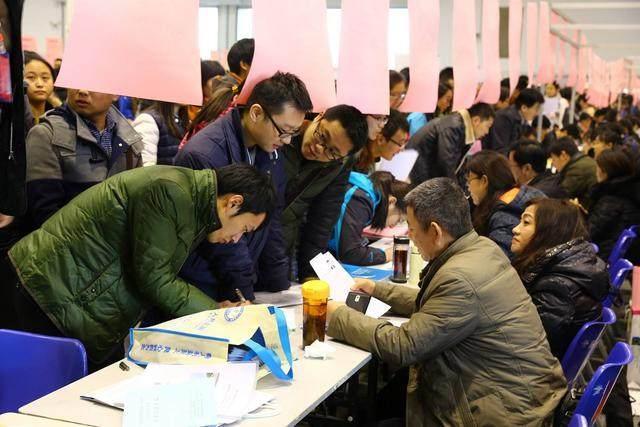 文科生：大学毕业这4个职业前途好，待遇堪比公务员，拥有金饭碗