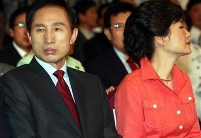 韩国政坛太黑暗,李明博已经不敢惹文在寅,只能苦苦地写信给同僚