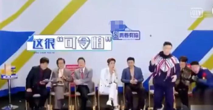 嘉羿被蔡依林“索吻”,张艺兴的表情很真实,欧阳靖直接摔水瓶