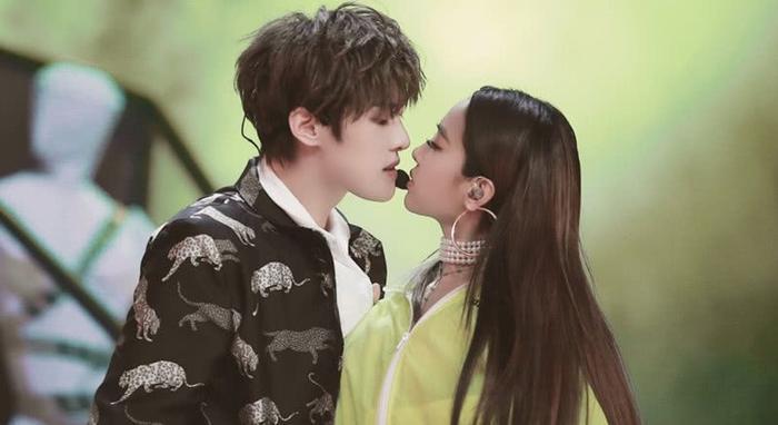 嘉羿被蔡依林“索吻”,张艺兴的表情很真实,欧阳靖直接摔水瓶