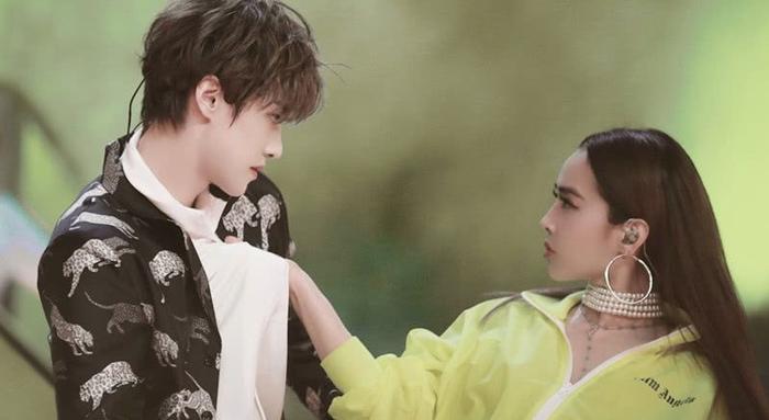 嘉羿被蔡依林“索吻”,张艺兴的表情很真实,欧阳靖直接摔水瓶