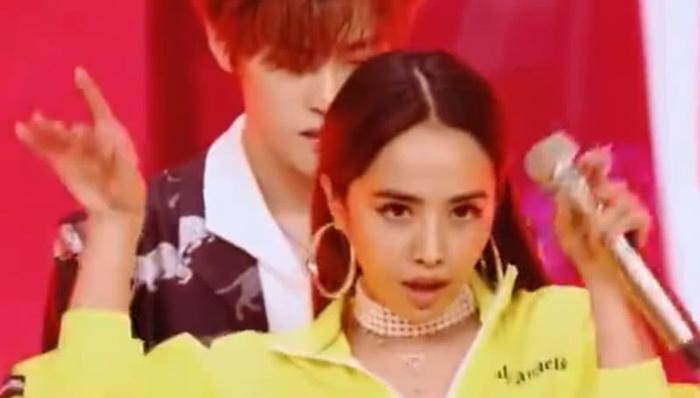 嘉羿被蔡依林“索吻”,张艺兴的表情很真实,欧阳靖直接摔水瓶